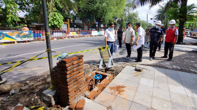 Wali Kota Solo, Gibran Rakabuming saat melakukan peninjauan di Kawasan Ngarsopuro, Solo. Selasa (11/10/2022). FOTO: Fernando Fitusia