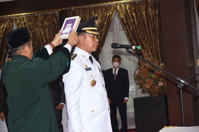 Asmawan Tosepu saat diambil sumpahnya di Aula Merah Putih, Rujab Gubernur Sultra. Foto: Al Pagala/kendarinesia.