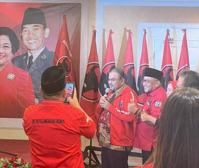 Aunur Rafiq saat mengenakan jaket PDIP. (Foto: ist)