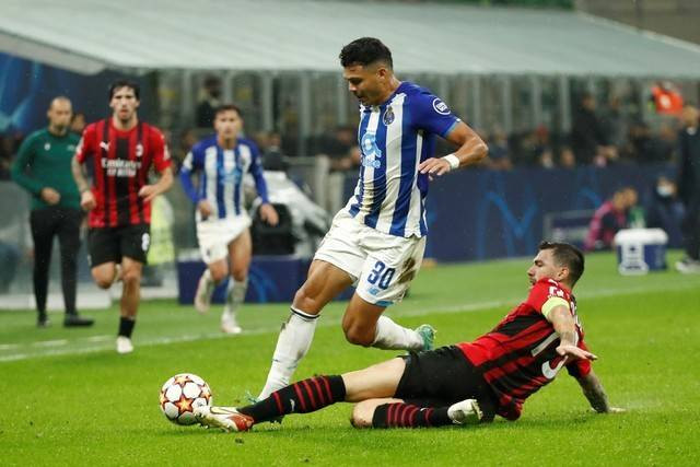 Pemain AC Milan Theo Hernandez berebut bola dengan pemain FC Porto Evanilson pada pertandingan Grup B Liga Champions di San Siro, Milan, Italia. Foto: Alessandro Garofalo/REUTERS
