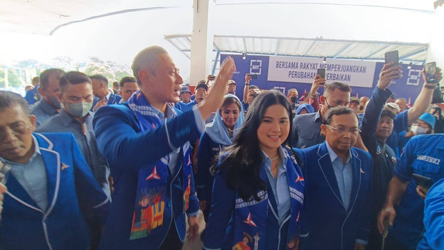 Ketua Umum Partai Demokrat Agus Harimurti Yudhoyono (AHY) lantik DPC dan DPAC Partai Demokrat se-DKI Jakarta di GOR Ciracas, Jakarta Timur, Selasa (11/10/2022). Foto: Annisa Thahira Madina/kumparan