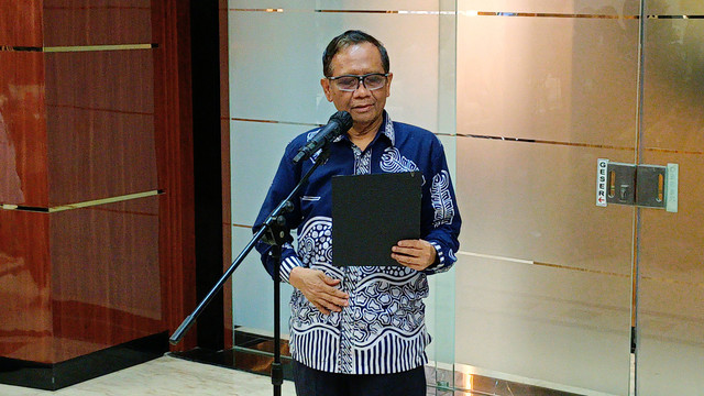 Menko Polhukam Mahfud MD saat memberikan keterangan pers terkait tragedi Kanjuruhan. Foto: Aprilandika Pratama/kumparan