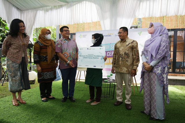 Direktur AXA Mandiri Uke Giri Utama (Tiga Kiri), GM Fundraising Wakaf Dompet Dhuafa, Bobby P Manullang (Dua Kanan) bersama Chief Communications Officer AXA Mandiri Atria Rai, Fungsional Tenaga Promkes dan Ilmu Perilaku Ahli Muda, Kementerian Kesehatan RI Ira Okta, bersama dan Chief Syariah AXA Mandiri Srikandi Utami berbincang dengan pelaku UMKM disela kegiatan literasi keuangan syariah dan kesehatan di Bogor, Jawa barat, Selasa (11/10/2022).Melalui acara bertajuk “Lebih Sehat, Lebih Cermat, Lebih Mandiri” yang diikuti lebih dari 100 pelaku UMKM ini AXA Mandiri memberikan bantuan peralatan pendukung UMKM sekaligus mendukung Gerakan Masyarakat Hidup Sehat (GERMAS). Wujud komitmen AXA Mandiri untuk meningkatkan kesehatan masyarakat juga tercermin dalam kampanye kesehatan bertajuk AXA Mandiri FIT Challenge dan Emma #PatahkanMitos yang sedang berlangsung saat ini.