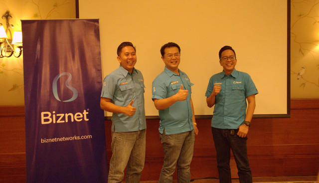 Adi Kusma, President Director Biznet (tengah) dan Adrianto Sulistyo, Senior Manager Marketing (kanan). Foto: Habib Allbi Ferdian/kumparan