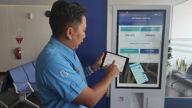 Bagus Wicaksono, Perwakilan Virtu DigiLab, sedang menjelaskan fitur yang tersedia di web Virtu DigiLab.  Foto: Habib Allbi Ferdian/kumparan