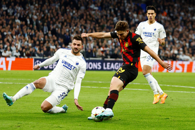 Pemain Manchester City Julian Alvarez berusaha melewati pemain FC Kopenhagen pada pertandingan Grup G Liga Champions di Parken, Kopenhagen, Denmark. Foto: Andrew Boyers/REUTERS