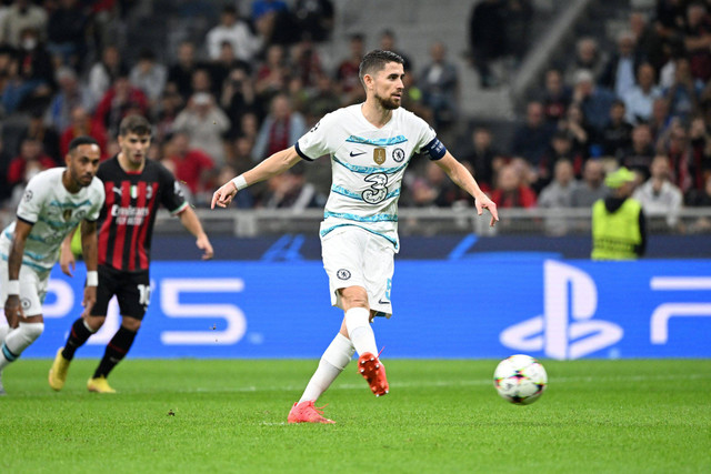Pemain Chelsea Jorginho mencetak gol ke gawang AC Milan pada pertandingan Grup E Liga Champions di San Siro, Milan, Italia. Foto: Alberto Lingria/REUTERS