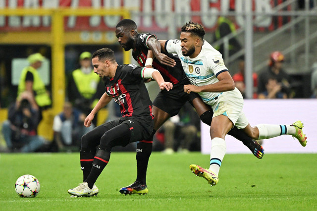 Pemain AC Milan Fikayo Tomori berebt bola dengan pemain Chelsea Reece James pada pertandingan Grup E Liga Champions di San Siro, Milan, Italia.  Foto: Alberto Lingria/REUTERS
