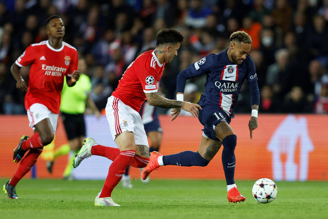 Pemain Paris Saint-Germain (PSG) Neymar berusaha melewati pemain Benfica Enzo Fernandez pada pertandingan Grup H Liga Champions di Parc des Princes, Paris, Prancis. Foto: Gonzalo Fuentes/REUTERS