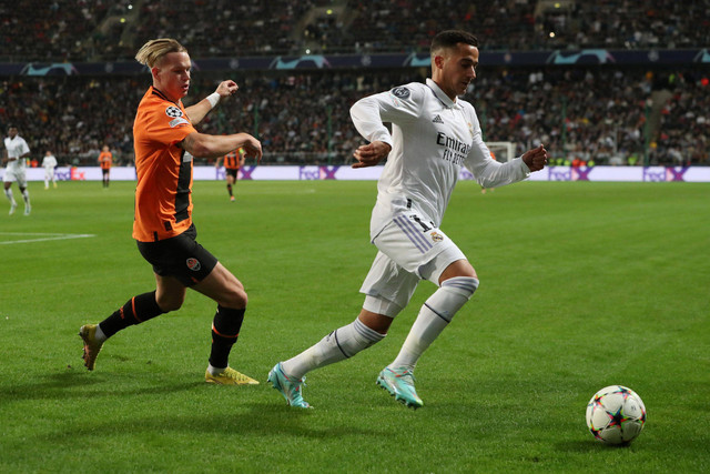 Pemain Real Madrid Lucas Vazquez berebut bola dengan pemain Shakhtar Donetsk Mykhailo Mudryk pada pertandingan Grup F Liga Champions di Stadion Wojska Polskiego, Warsawa, Polandia. Foto: Kacper Pempel/REUTERS