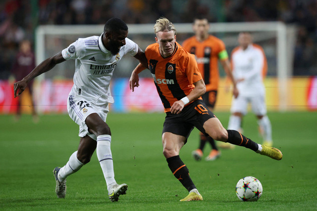 Pemain Real Madrid Antonio Rudiger berebut bola dengan pemain Shakhtar Donetsk Mykhailo Mudryk pada pertandingan Grup F Liga Champions di Stadion Wojska Polskiego, Warsawa, Polandia. Foto: Kacper Pempel/REUTERS
