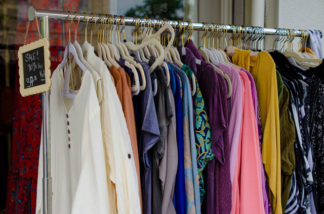 Ilustrasi Tempat Thrifting di Surabaya. Foto: Unsplash/Megan Lee.