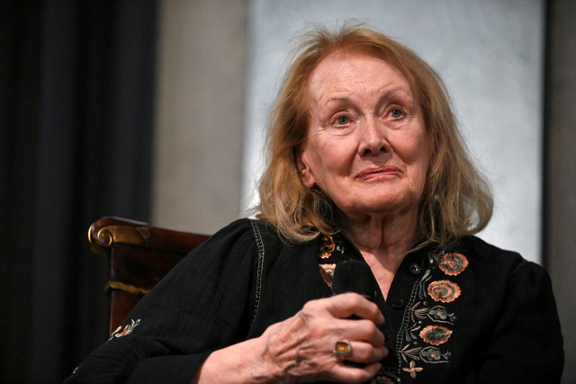 Pemenang Anugerah Nobel Sastra 2022 Novelis Prancis Annie Ernaux berbicara selama konferensi sastra di pusat The Villa Albertine di New York City. Foto: Andrea RENAULT / AFP