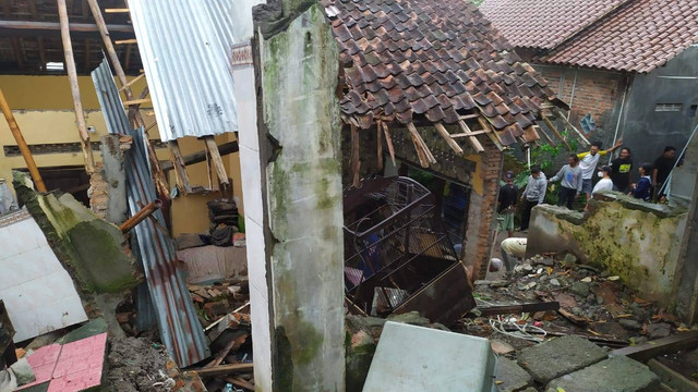 Kondisi rumah di Sleman yang tertimpa talud yang ambrol. Foto: istimewa