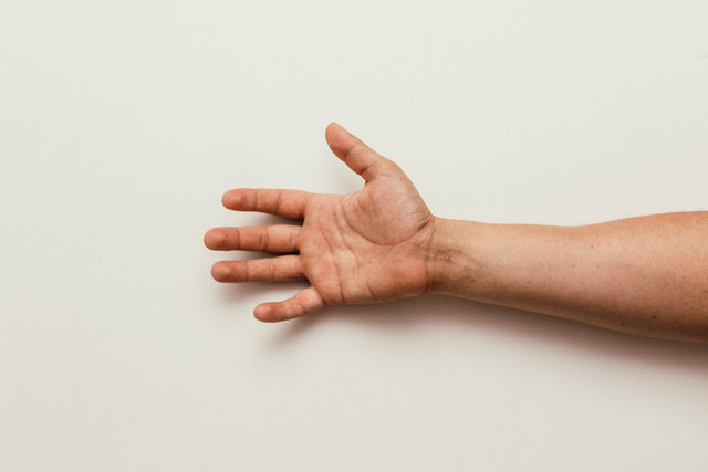 Tremor adalah gangguan gerakan tubuh yang banyak terjadi di tangan. Foto: Pexels.com
