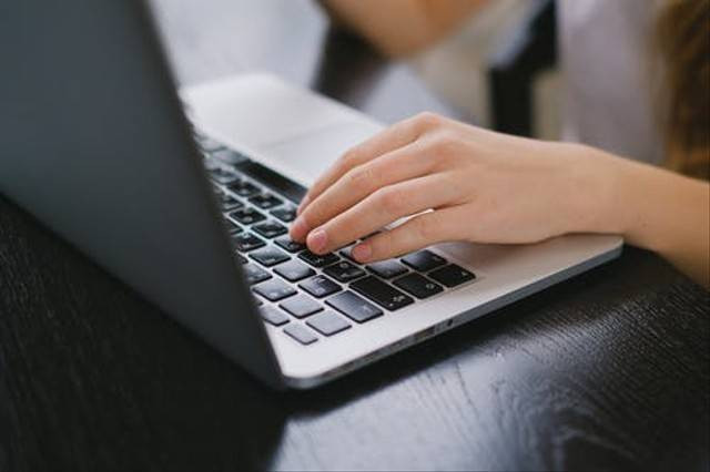 Ilustrasi sedang kirim CV lewat email. Foto: Pexels