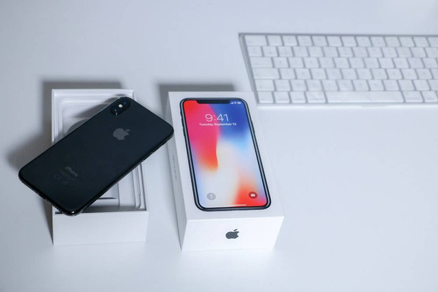 Ilustrasi perbedaan iPhone X dan XS. Foto: Unsplash,com
