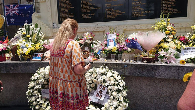 Keluarga korban bom Bali saat berdoa di Monumen Ground Zero Legian, Bali - WIBHI