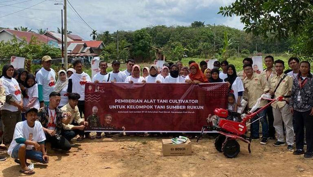 Relawan Orang Muda Ganjar (OMG) Provinsi Jambi memberikan bantuan alat tani Cultivator dan bibit kepada kelompok tani Sumber Rukun di Kelurahan Paal Merah, Kabupaten Muaro Jambi, Provinsi Jambi. Foto: Dok. Istimewa