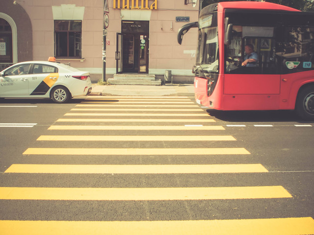 Ilustrasi bus trans/cara ke Alun-alun Juwana, foto oleh Timur M di Unsplash