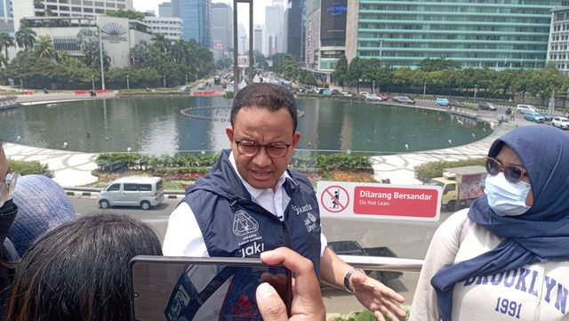 Guberur DKI Jakarta Anies Baswedan di Halte Bundaran HI, Rabu (12/10/2022). Foto: Fadlan/kumparan