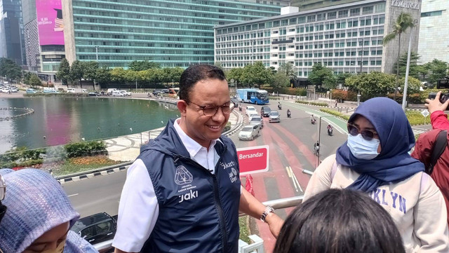 Guberur DKI Jakarta Anies Baswedan di Halte Bundaran HI, Rabu (12/10/2022). Foto: Fadlan/kumparan