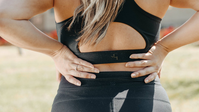 Sakit pinggang sebelah kiri adalah keluhan yang bisa disebabkan oleh berbagai faktor. Foto: Pexels.com