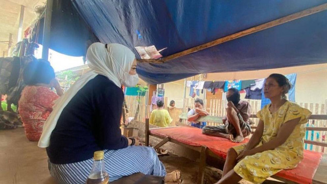 Anggota DPRD Palu, Mutmainah Korono saat bersama penyintas korban gempa Palu. Foto: Istimewa