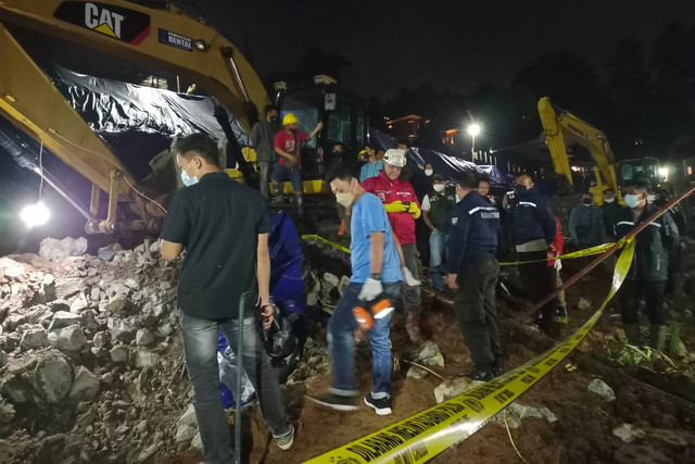 Proses evakuasi korban tertimbun longsor di Cimenyan, Kabupaten Bandung. Foto: Dok. Istimewa
