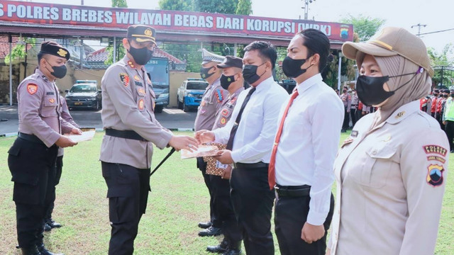 9 personel Satuan Reserse Kriminal (Reskrim) menerima penghargaan dari Kapolres Brebes AKBP Faisal Febrianto karena telah mengungkap kasus dugaan makar Khilafatul Muslimin.