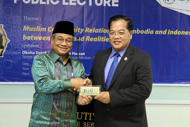 Bersama salah satu menteri di Kamboja. Foto: Dok. UAI