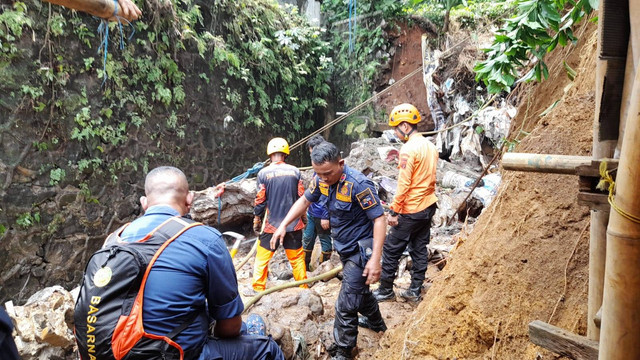 Badan Penanggulangan Bencana Daerah (BPBD) Kota Bogor bersama Dinas Pemadam Kebakaran dan Penyelamatan, Tagana, PMI dan tim SAR masih terus melakukan pencarian mahasiswi IPB yang hilang terserat arus banjir di Bogor, Kamis (12/10/2022). Foto: Dok. Istimewa