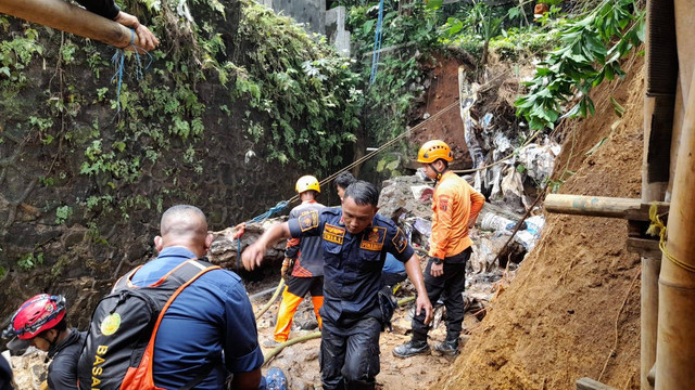 Badan Penanggulangan Bencana Daerah (BPBD) Kota Bogor bersama Dinas Pemadam Kebakaran dan Penyelamatan, Tagana, PMI dan tim SAR masih terus melakukan pencarian mahasiswi IPB yang hilang terserat arus banjir di Bogor, Rabu (12/10/2022). Foto: Dok. Istimewa