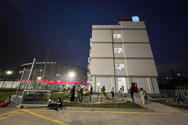 Gubernur DKI Jakarta Anies Rasyid Baswedan meresmikan Kampung Susun Bayam di kompleks Jakarta International Stadium (JIS) Selasa (12/10/2022). Foto: Haya Syahira/kumparan
