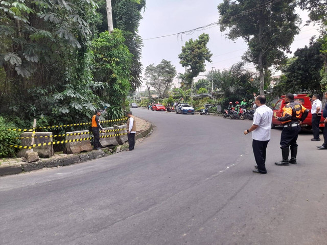 Lokasi pemotor mahasiswi IPB yang terseret arus di Jalan Dadali, Bogor, dipasangi barrier beton, Kamis (12/10/2022). Foto: Dok. Istimewa