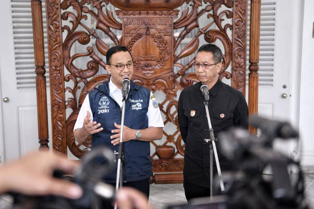 Gubernur DKI Jakarta Anies Baswedan dan Kasetpres sekaligus Pj Gubernur DKI Jakarta Heru Budi Hartono bertemu di Balai Kota Jakarta, Rabu (12/10/2022). Foto: Dok. Pemprov DKI Jakarta