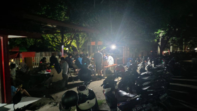 Masyarakat yang tidak bisa pulang ke rumah karena tidak semua rumah memiliki genset. Foto: InfoPBUN.