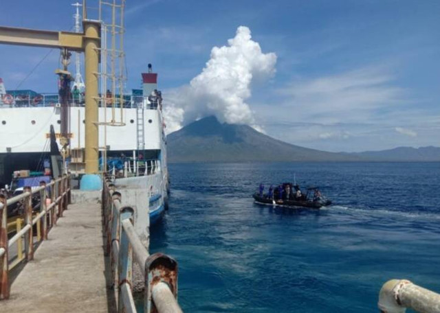 Keterangan foto: Pol Air Lembata sedang melakukan pencarian korban di perairan Waijarang, kabupaten Lembata. Foto oleh: Teddi L.