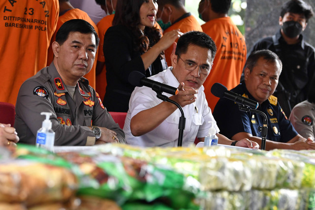 Karopenmas Divisi Humas Polri Brigjen Pol Ahmad Ramadhan dan Direktur Dirtipidnarkoba Bareskrim Polri Brigjen Pol Krisno Halomoan Siregar menunjukkan barang bukti kasus narkotika jaringan Malaysia-Indonesia di Mabes Polri, Jakarta, Rabu (12/10/2022). Foto: Aditya Pradana Putra/ANTARA FOTO