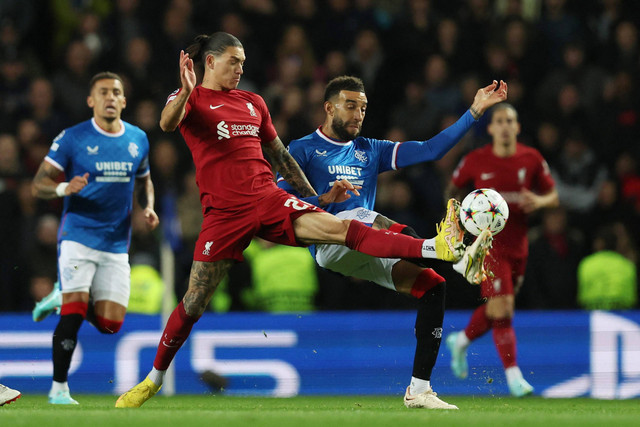 Pemain Liverpool Darwin Nunez berebut bola dengan pemain Rangers Connor Goldson pada pertandingan Grup A Liga Champions di Ibrox Stadium, Glasgow, Skotlandia, Inggris. Foto: Russell Cheyne/REUTERS