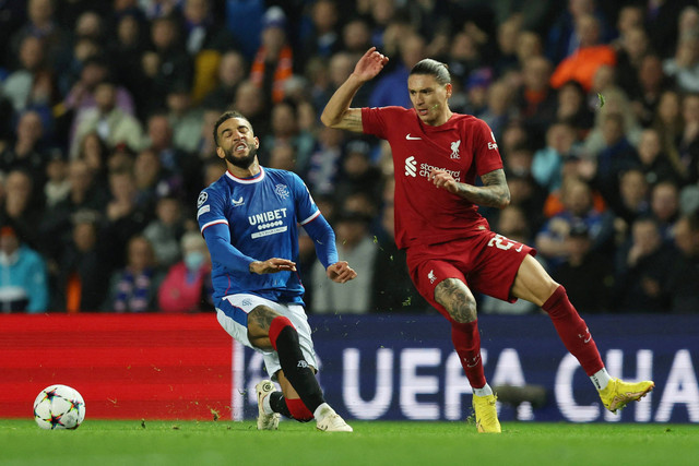 Pemain Liverpool Darwin Nunez berebut bola dengan pemain Rangers Connor Goldson pada pertandingan Grup A Liga Champions di Ibrox Stadium, Glasgow, Skotlandia, Inggris. Foto: Russell Cheyne/REUTERS