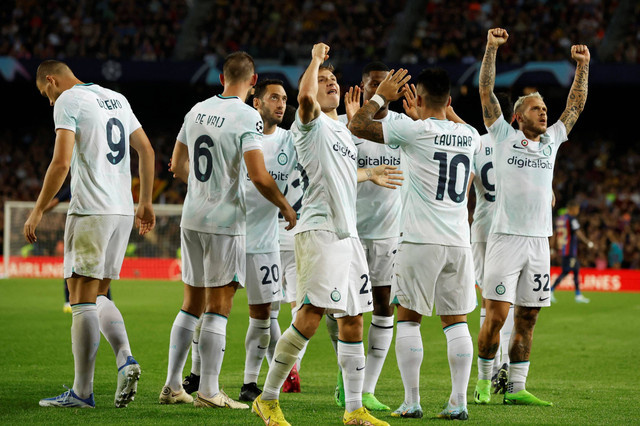 Selebrasi pemain Inter Milan Nicolo Barella usai mencetak gol ke gawang FC Barcelona pada pertandingan Grup C Liga Champions di Camp Nou, Barcelona, Spanyol.
 Foto: Albert Gea/REUTERS