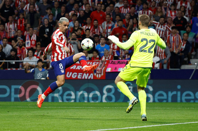 Pemain Atletico Madrid Antoine Griezmann menendang bola ke arah gawang Club Brugge pada pertandingan Grup B Liga Champions di Metropolitano, Madrid, Spanyol. Foto: Juan Medina/REUTERS