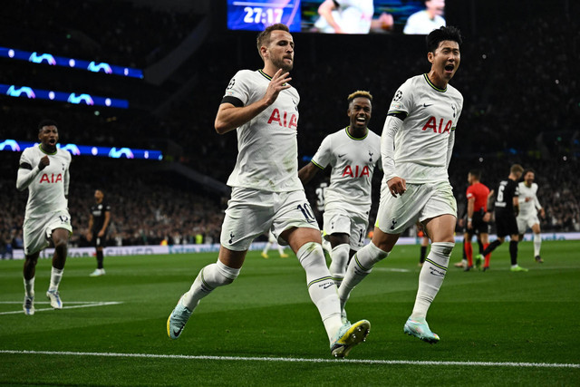 Selebrasi pemain Tottenham Hotspur Harry Kane usai mencetak gol ke gawang Eintracht Frankfurt pada pertandingan Grup D Liga Champiosn di Tottenham Hotspur Stadium, London, Inggris. Foto: Dylan Martinez/REUTERS