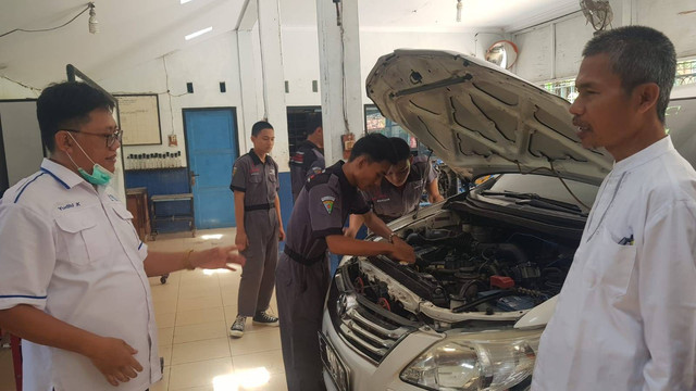 Bengkel mobil yang ada di SMKN 1 Losarang, kini sudah bersifat profit oriented. Layanannya sudah bisa dinikmati oleh masyarakat luas. Dengan kualitas mekanik pelajar yang berkompeten, bisa melakukan service kendaraan dengan baik. (Candri)