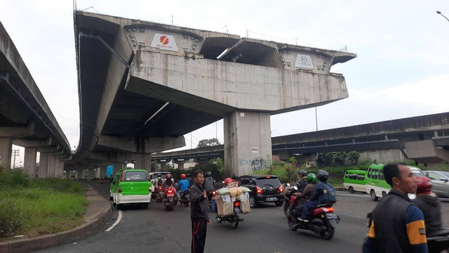 Pemotor terjun bebas di Tol Bogor Outer Ring Road, Rabu (12/10/2022) malam. Foto: Dok. Istimewa