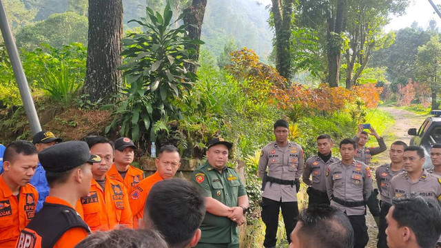 Tim SAR melakukan pencarian siswa SMP Depok yang hanyut di Curug Kembar, Bogor. Foto: Dok. Istimewa