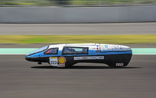 Peserta memacu prototipe kendaraannya saat mengikuti sesi latihan Shell Eco Marathon Indonesia 2022 di Pertamina Mandalika International Street Circuit di Kuta Mandalika, Kecamatan Pujut, Praya, Lombok Tengah, NTB, Kamis (13/10/2022). Foto: Ahmad Subaidi/ANTARA FOTO