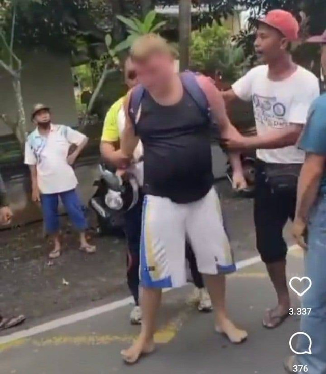 Bule yang diamankan warga karena mengamuk setelah menabrak warga - Screenshot video