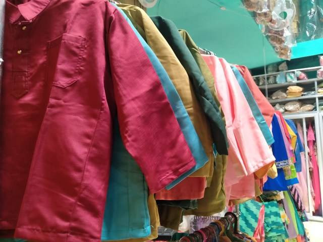 Baju Melayu mulai dicari menjelang HUT Kota Pontianak. Foto: Lydia Salsabilla/Hi!Pontianak